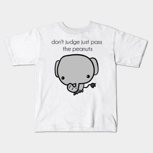 don't judge just pass the peanuts Kids T-Shirt